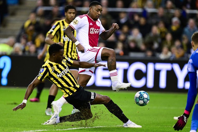Ook tegen Vitesse had Steven Bergwijn het moeilijk. Beeld ANP