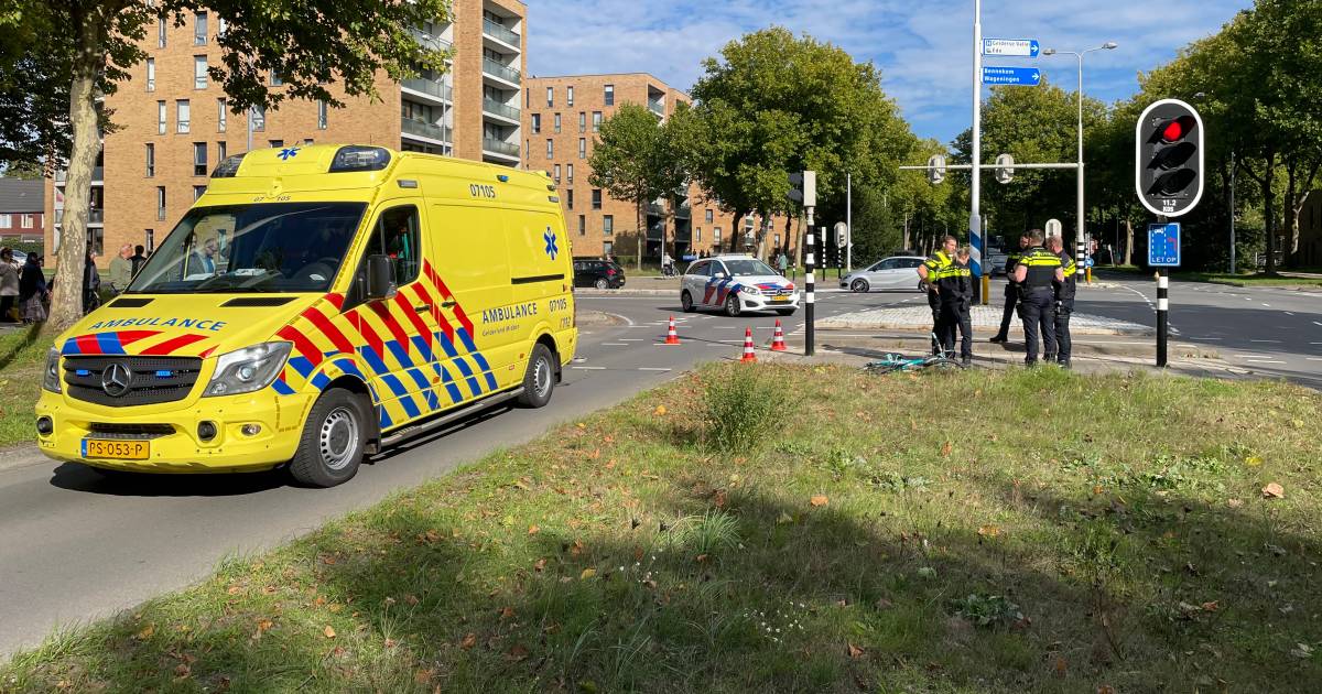 Jongetje raakt gewond bij aanrijding met auto, traumaheli landt in Ede.
