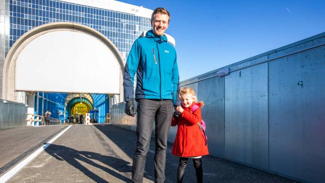Zoetermeer zet nieuwsgierig eerste stappen op gehavende Mandelabrug