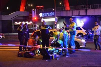 Jongen (18) steekt hoofd uit autoraam en overlijdt na klap tegen paal