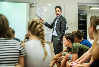 Oud-minister Dijsselbloem voor de klas in Altforst