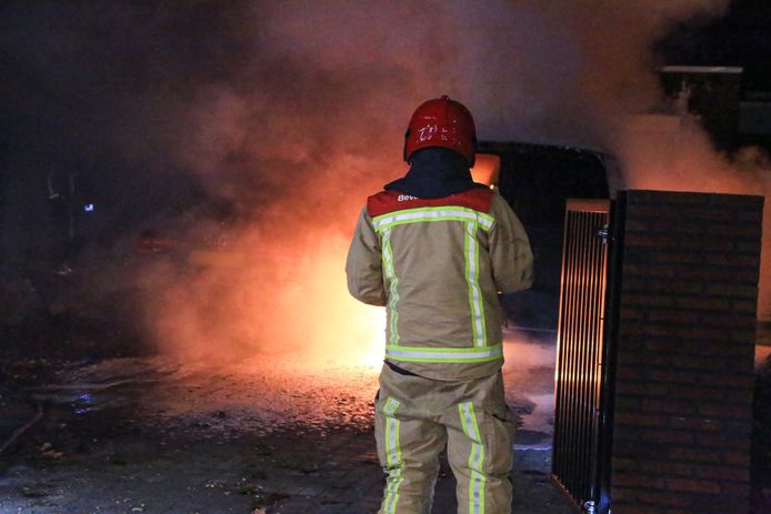 Bij een brand aan de Sint Jozefstraat in Deurne raakten drie voertuigen en een woning beschadigd.