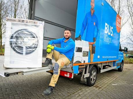 Voormalig profvoetballer brengt nu witgoed rond: ‘Ik geniet, het is zulk dankbaar werk’ 