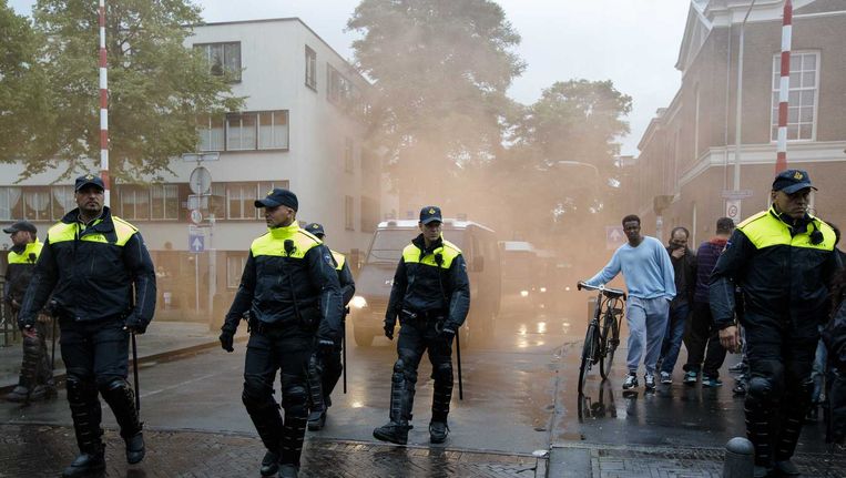 De politie controleert de anti-IS-demonstratie in de Haagse Schilderswijk op 10 augustus. Beeld anp