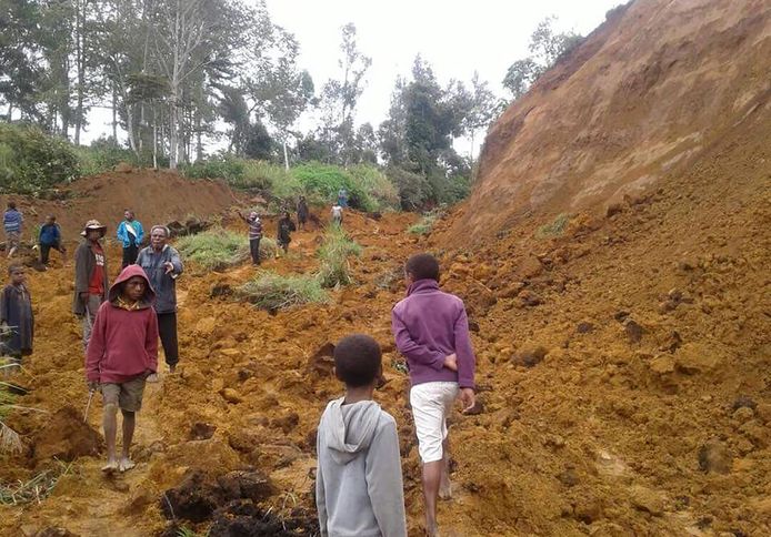 Een grondverzakking in Ekari in Papoea-Nieuw-Guinea na de krachtige aardbeving.