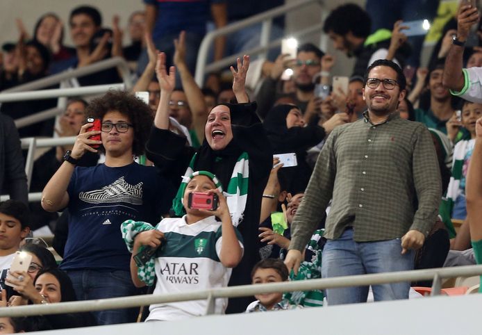 Deze vrouw juicht omdat haar ploeg, Al-Ahli, net gescoord heeft. Saoedische vrouwen zagen hun favoriete spelers deze avond voor het eerst live met 5-0 winnen.