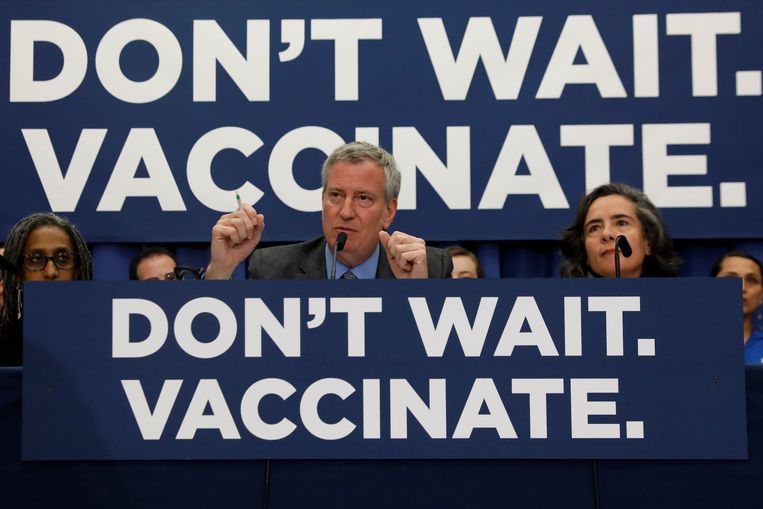 Bill de Blasio, burgemeester van New York, Bill de Blasio, riep bewoners van de stad op om vaccinaties te halen en liet weten dat ze anders een boete kunnen krijgen. Beeld REUTERS