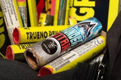 Speelhuisje en 16 afvalbakken opgeblazen met vuurwerk: ‘Onacceptabel, het gaat hier om gemeenschapsg