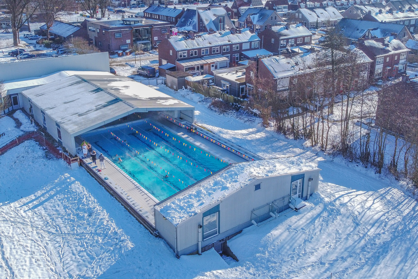 Er komt een onderzoek naar de haalbaarheid van een nieuw zwembad in Zwartsluis, in plaats van renovatie van het huidige zwembad De Kragge, hier op een winters plaatje met open schuifdak.