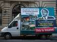 Hongaarse regering laat anti-Verhofstadt-reclamewagen rondjes rijden in Brussel