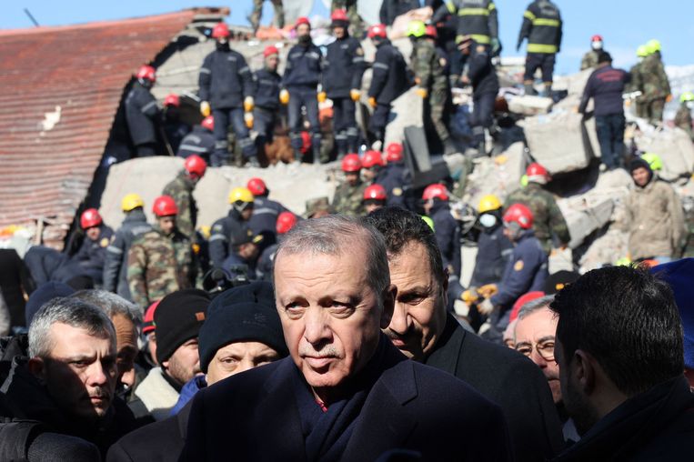 De Turkse president  Recep Tayyip Erdogan tijdens een bezoek aan het getroffen gebied op 8 februari 2023, twee dagen na de aardbeving.  Beeld AFP