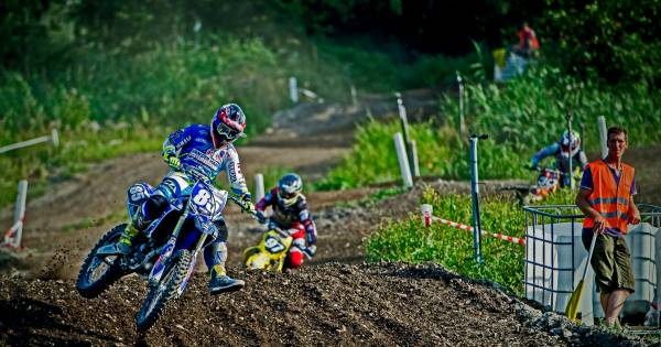 Nancy van de Ven vecht tijdens Supercross weer met de mannen