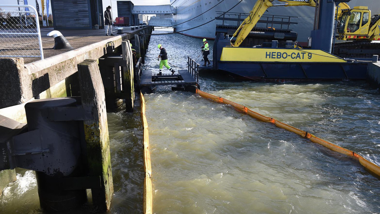 Een plasticvanger in de Nieuwe Maas in Rotterdam. Beeld Marcel van den Bergh