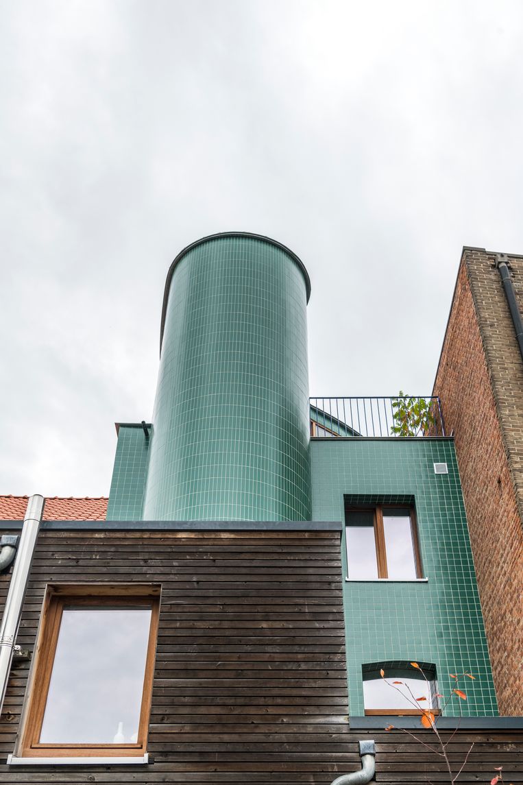 The green tiles of the new volume contrast beautifully with the woodwork of the extension that was realized in 2010.  Image Luc Roymans