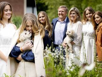 IN BEELD. Koning Willem-Alexander en zijn gezin stralen tijdens jaarlijkse fotoshoot, maar viervoeter Mambo steelt de show
