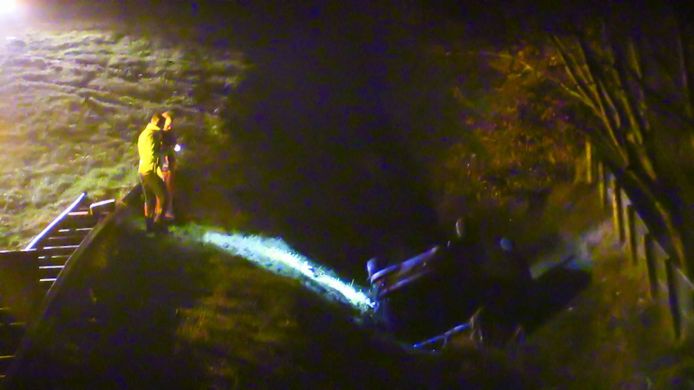 De auto kwam op de kop in de sloot terecht.