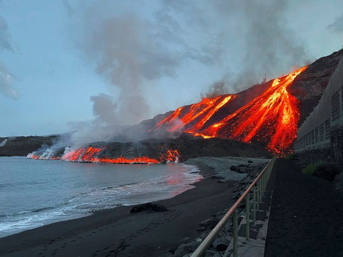 De lavastromen van vulkaan Cumbre Vieja bereiken de zee bij het strand van Los Guirres. (10/11/2021)