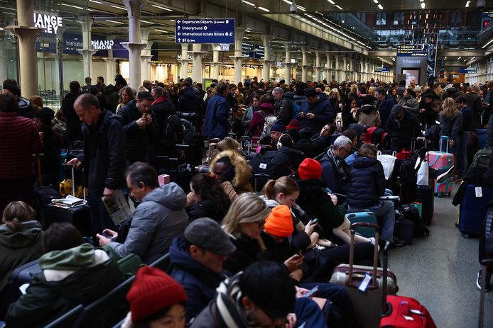 Gestrande reizigers in het St.-Pancras station in Londen.