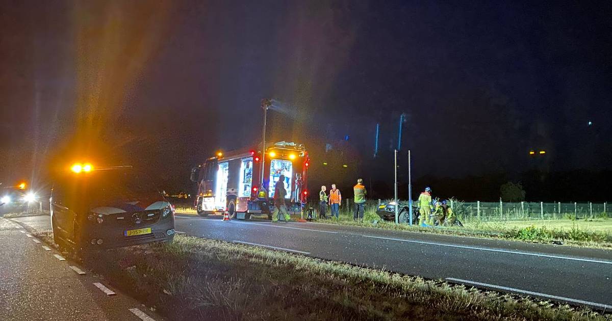 Ongeluk bij Deurningen: 2 gewonden door brandweer uit voertuig bevrijd.