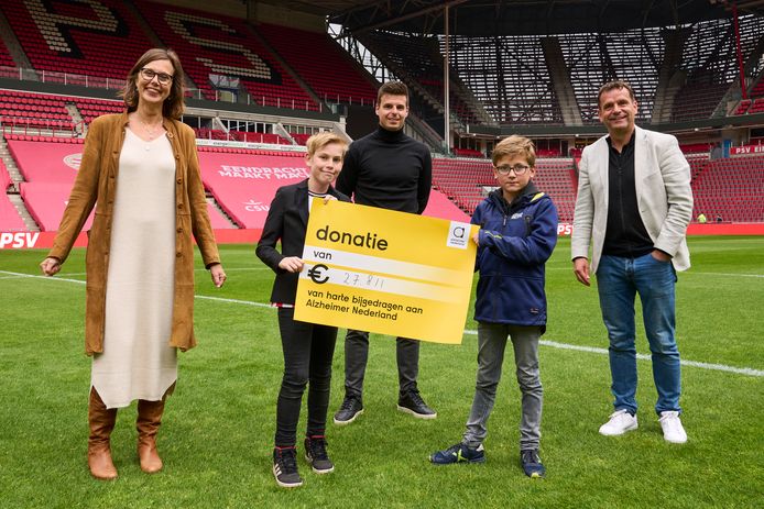 De actie rondom het overlijden van Willy van der Kuijlen heeft ruim 27.000 euro opgeleverd voor het goede doel. Rechts commercieel directeur Frans Janssen van PSV.
