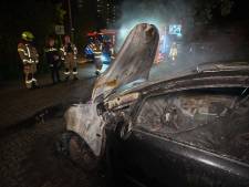 Auto brandt volledig uit aan de Pettenstraat: mogelijk sprake van brandstichting
