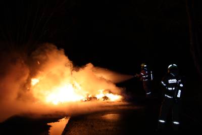 Caravan brandt uit op Matendijk in Wekerom: mogelijk brandstichting