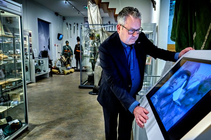 Ed Vermeulen is blij met de moderne techniek in het heropende Museum 1940-1945.