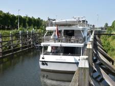 Na bijna vier uur wachten tussen de sluisdeuren kan grote rondvaartboot wegvaren bij Andel