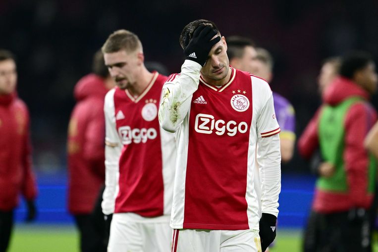 De teleurgestelde Kenneth Taylor en Dusan Tadic na afloop van de 1-1 tegen Volendam. Beeld ANP