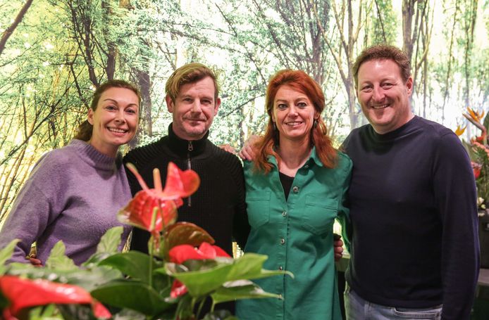 Ruth Vandenberghe (tweede van rechts) liet zich door drie vrienden en leeftijdsgenoten interviewen voor haar verjaardag: Nele Sergyssels, Vincent Docquir (tweede van links) en Tom Sandra