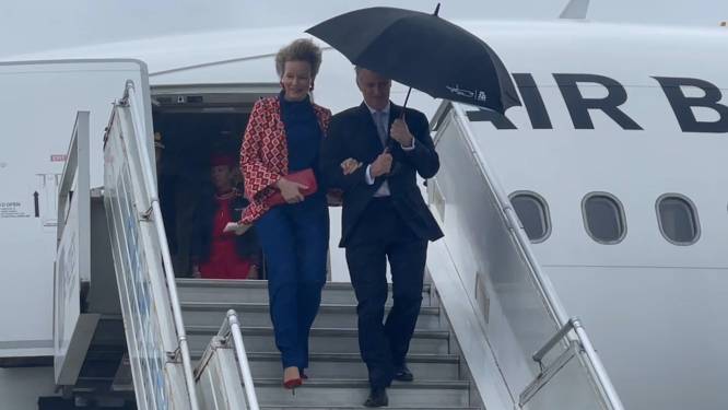 KIJK. Kapsel van koningin Mathilde krijgt het zwaar te verduren, koning Filip schiet te hulp met Magritte-paraplu
