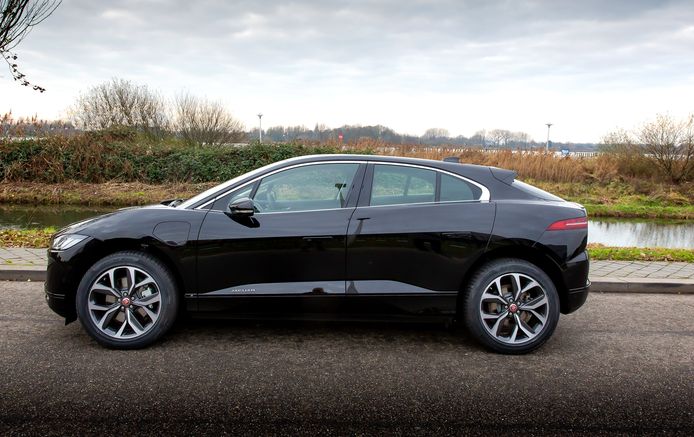 Dit type Jaguar I Pace werd bij een botsing op de Bossche Westwal beschadigd achtergelaten.