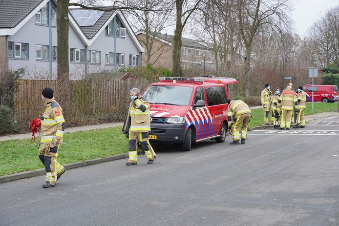 De Drutense brandweer doet onderzoek naar de bron van de gas- of benzinelucht in Druten.