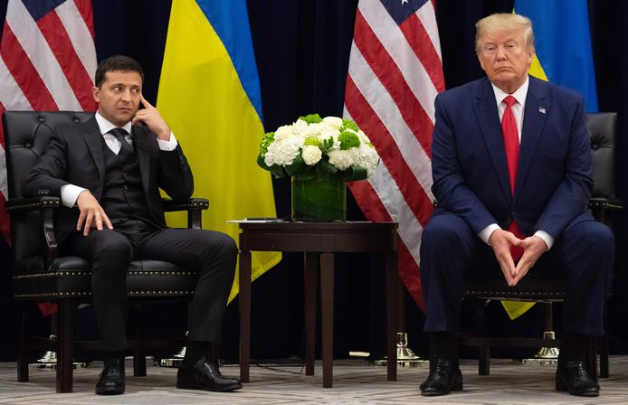Donald Trump (rechts) en de Oekraïense president Volodymyr Zelenski (links).