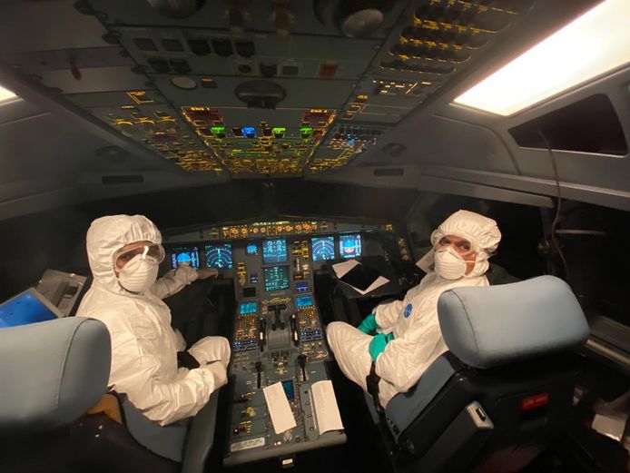 Piloten van SriLankan Airlines dragen beschermende pakken om Sri Lankanen uit China op te halen.