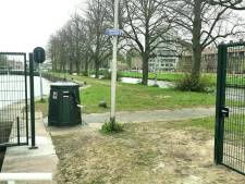 Drie metershoge groene hekken sluiten Muntsluis in Utrecht vanaf deze week ’s nachts helemaal af