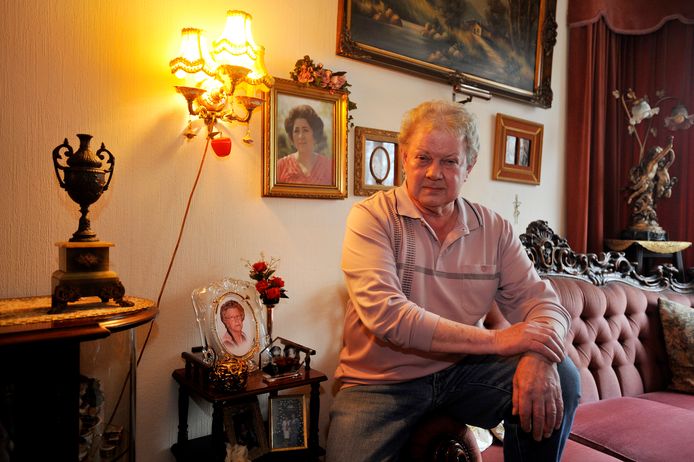 Jan van den Dam in zijn woning te Tilburg, de Zangeres Zonder Naam kijkt toe. Twee weken geleden – Jan voelt het einde naderen – bezocht hij nog haar graf in Stramproy. Een laatste groet.