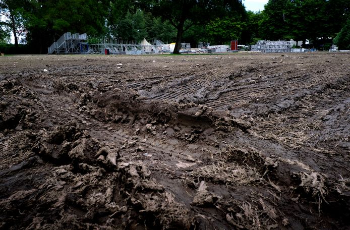 Het grote veld in het Wantijpark veranderde in het weekend van Wantijpop stukje bij beetje in een grote modderpoel.