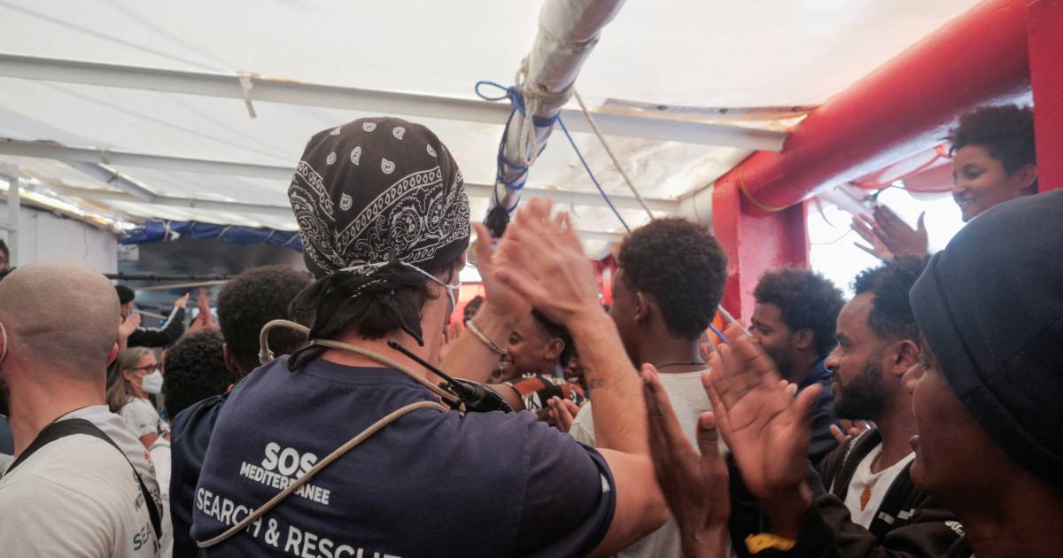 La Francia permette a una nave di migranti di attraccare a Tolone e litiga con Roma |  All’estero