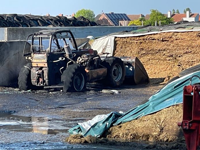 De verreiker op de hoeve in Lauwe brandde volledig uit.