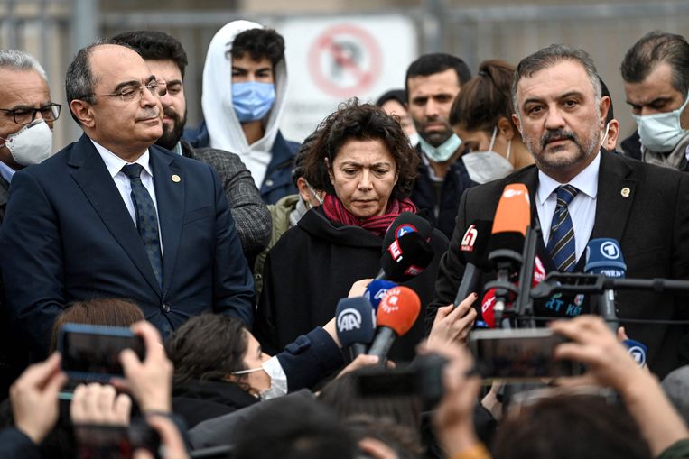 Ayse Bugra, echtgenote van zakenman en filantroop Osman Kavala, op een persconferentie buiten de rechtbank in Istanbul. Beeld Ozan Kose / AFP