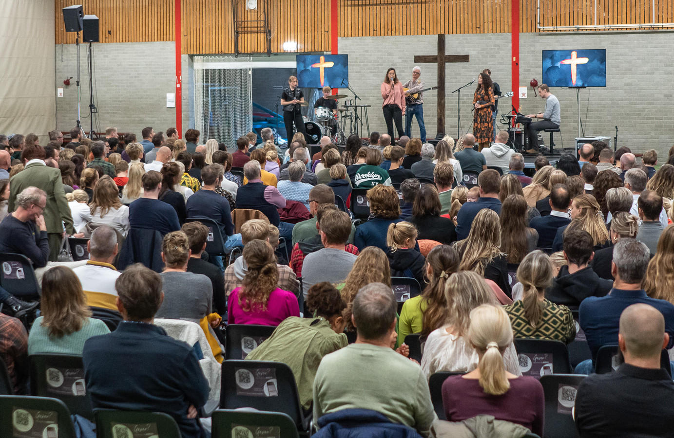 De Roggeberg Kerkdienst Als de bierplasjes en lachgascapsules weg waren, werd in Club Blu tot
