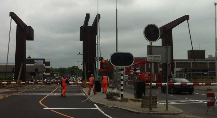 Werkzaamheden bij de Hanzebruggen hinderen het verkeer. Foto Peter ten Cate