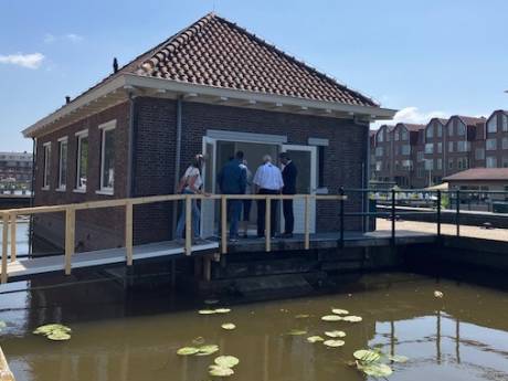 Blijvende douches en toiletten voor varende toeristen in sluisgebouw in Gouda