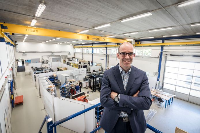 Directeur Hans Michels in de productieruimte van Sioux-CCM.