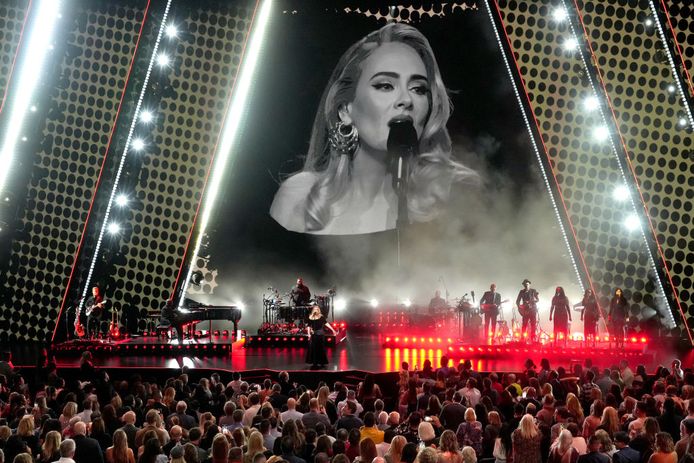 Adele op het podium en een groot scherm tijdens een van haar shows in het Colosseum in Las Vegas.