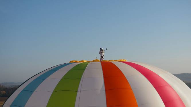 Rémi (28) vestigt record door op 4016 meter hoogte bovenop heteluchtballon te staan