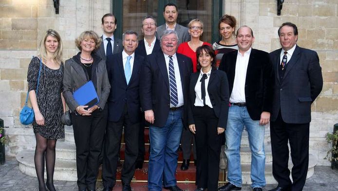 De gauche à droite: Else Ampe, Marion Lemesre, Geoffroy Coomans de Brachene, Alain Courtois, Yvan Mayeur, Freddy Thielemans, Mohammed Ouriagli, Karine Layeux, Faouza Hariche, An Persoons, Philippe Close et Ahmed El Ktibi.