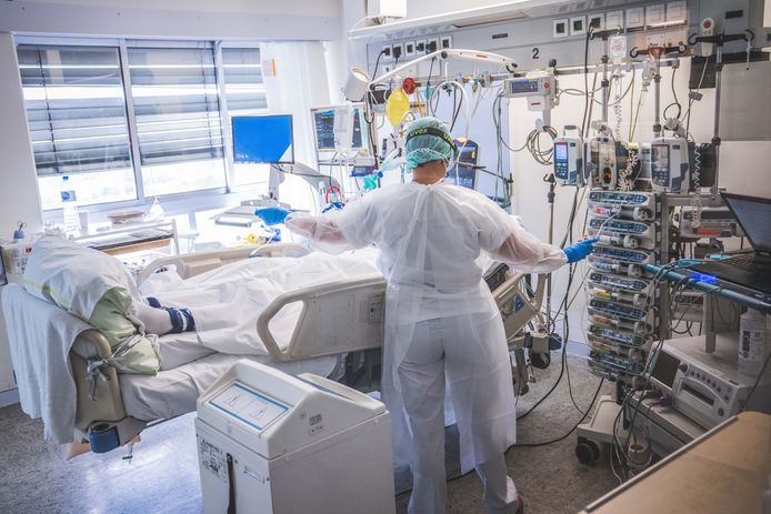 Gents ziekenhuis zit op tandvlees en dat komt niet alleen door toestroom  aan covidpatiënten: “Bijna niemand wil op corona-afdeling staan” | Gent |  pzc.nl