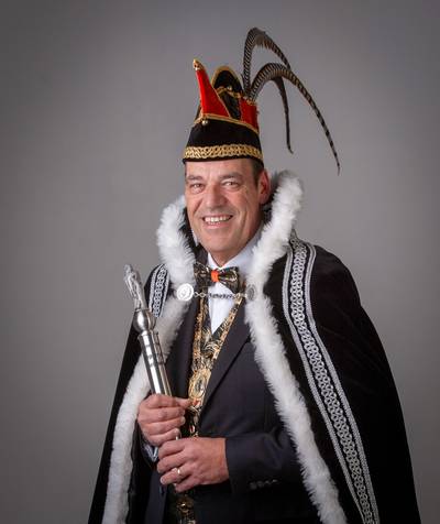 Prins Remy zwaait met carnavalsscepter in Heeze